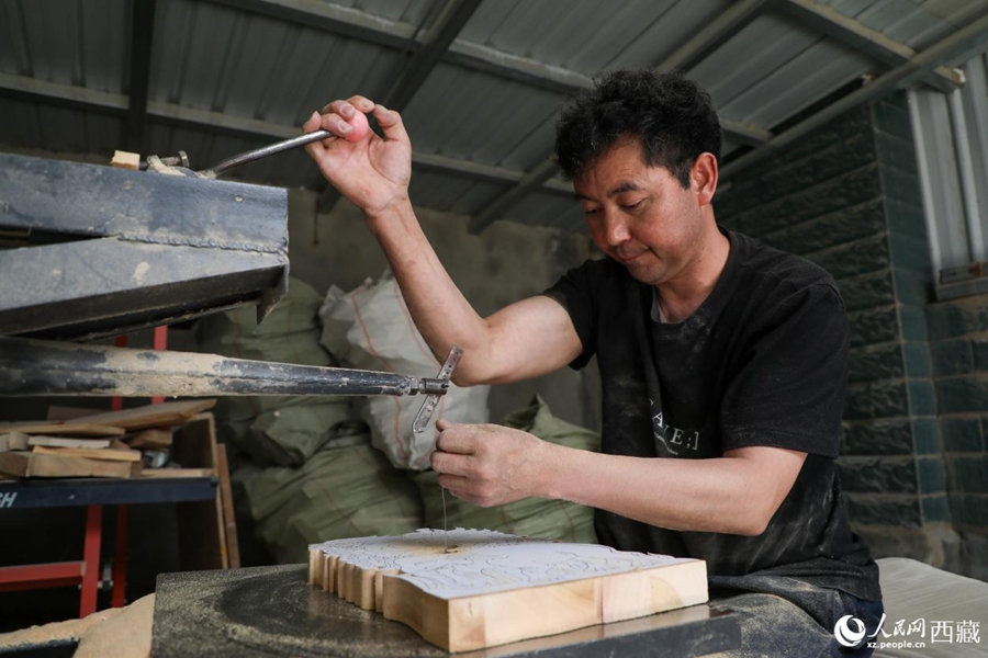 Inheritor promotes Shidiao woodcarving in SW China's Xizang Inheritor promotes Shidiao woodcarving in SW China's Xizang
