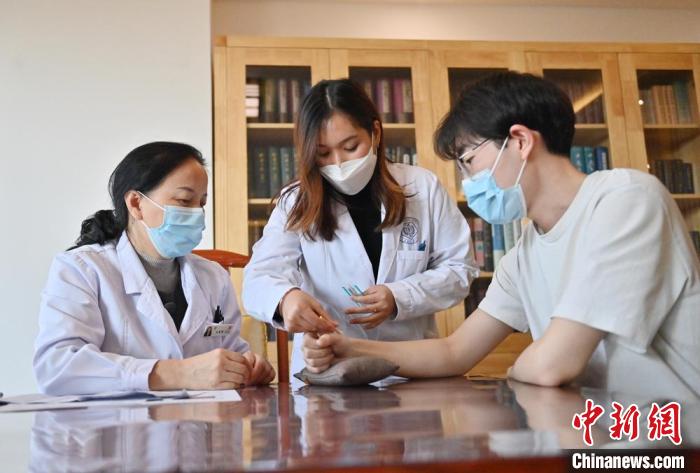 教員の指導の下、鍼灸治療を行う林玉花さん(左から2番目、撮影・張瑶)。 教員の指導の下、鍼灸治療を行う林玉花さん(左から2番目、撮影・張瑶)。