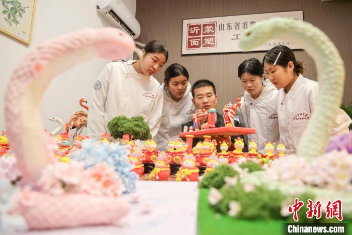 干支の「蛇」モチーフの無形文化遺産「麺塑」 山東省臨沂 干支の「蛇」モチーフの無形文化遺産「麺塑」 山東省臨沂