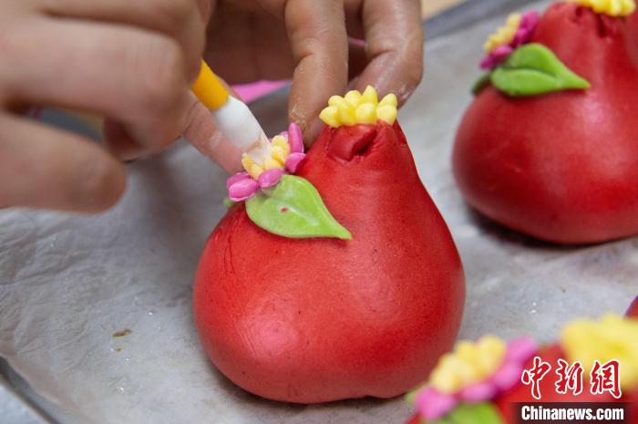 「花餑餑」が売れ行き好調 山東省煙台 「花餑餑」が売れ行き好調 山東省煙台