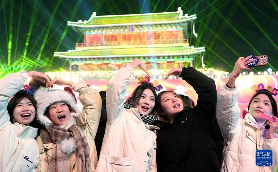 2025年の到来を各地で祝う人々 ライトショーや鐘つきイベント 2025年の到来を各地で祝う人々 ライトショーや鐘つきイベント