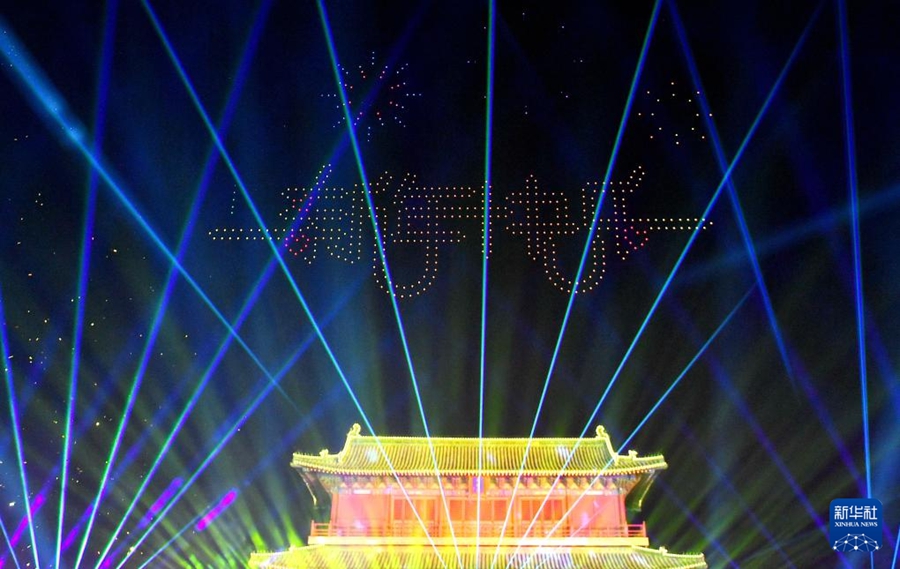 2025年の到来を各地で祝う人々 ライトショーや鐘つきイベント 2025年の到来を各地で祝う人々 ライトショーや鐘つきイベント