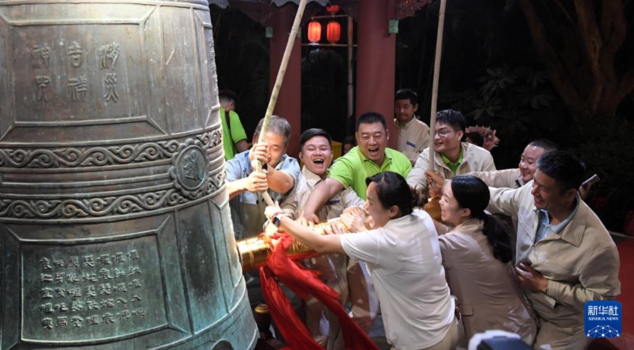 2025年の到来を各地で祝う人々 ライトショーや鐘つきイベント 2025年の到来を各地で祝う人々 ライトショーや鐘つきイベント