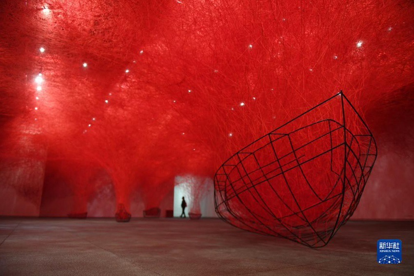 11월 6일 관람객이 선전미술관(신관)에서 일본 설치미술가 치하루 시오타 작품을 감상한다. 11월 6일 관람객이 선전미술관(신관)에서 일본 설치미술가 치하루 시오타 작품을 감상한다.