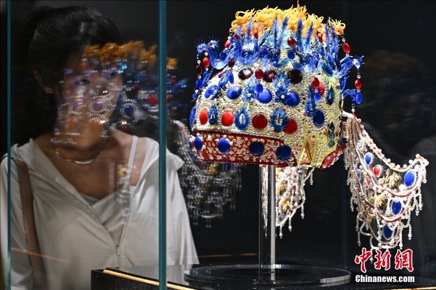 관람객이 유리로 제작된 봉관(鳳冠: 봉황 장식이 드리워진 관)을 감상하고 있다. 이 봉관은 명나라(明朝: 1368년~1644년) 효단(孝端) 황후의 봉관을 모델로 한 유리 제품이다. [6월 10일 촬영/사진 출처: 중국신문망]