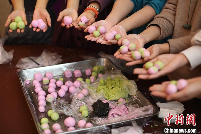 资料图:做好的汤圆很有色彩感。泱波 摄 资料图:做好的汤圆很有色彩感。泱波 摄